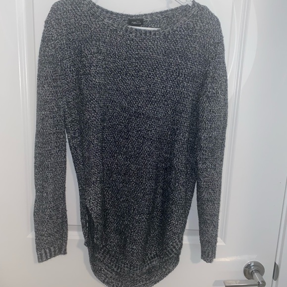 Black and white sweater - Picture 1 of 2